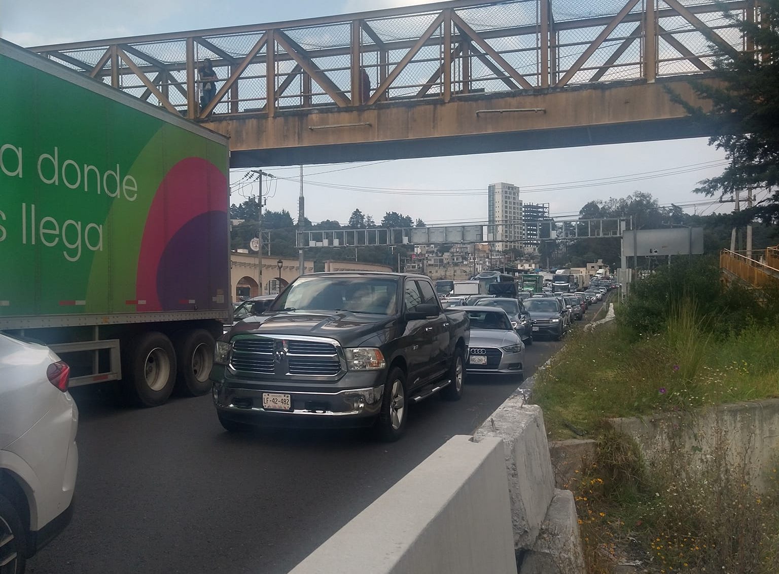 Bloquean carretera México Toluca a la altura de Plazas Outlet