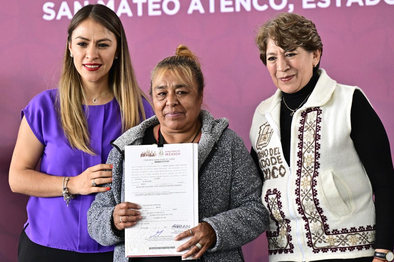 Entrega Delfina Gómez 600 títulos de propiedad a mujeres rurales