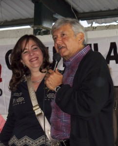 López Obrador y Yeidckol. Cercanía.