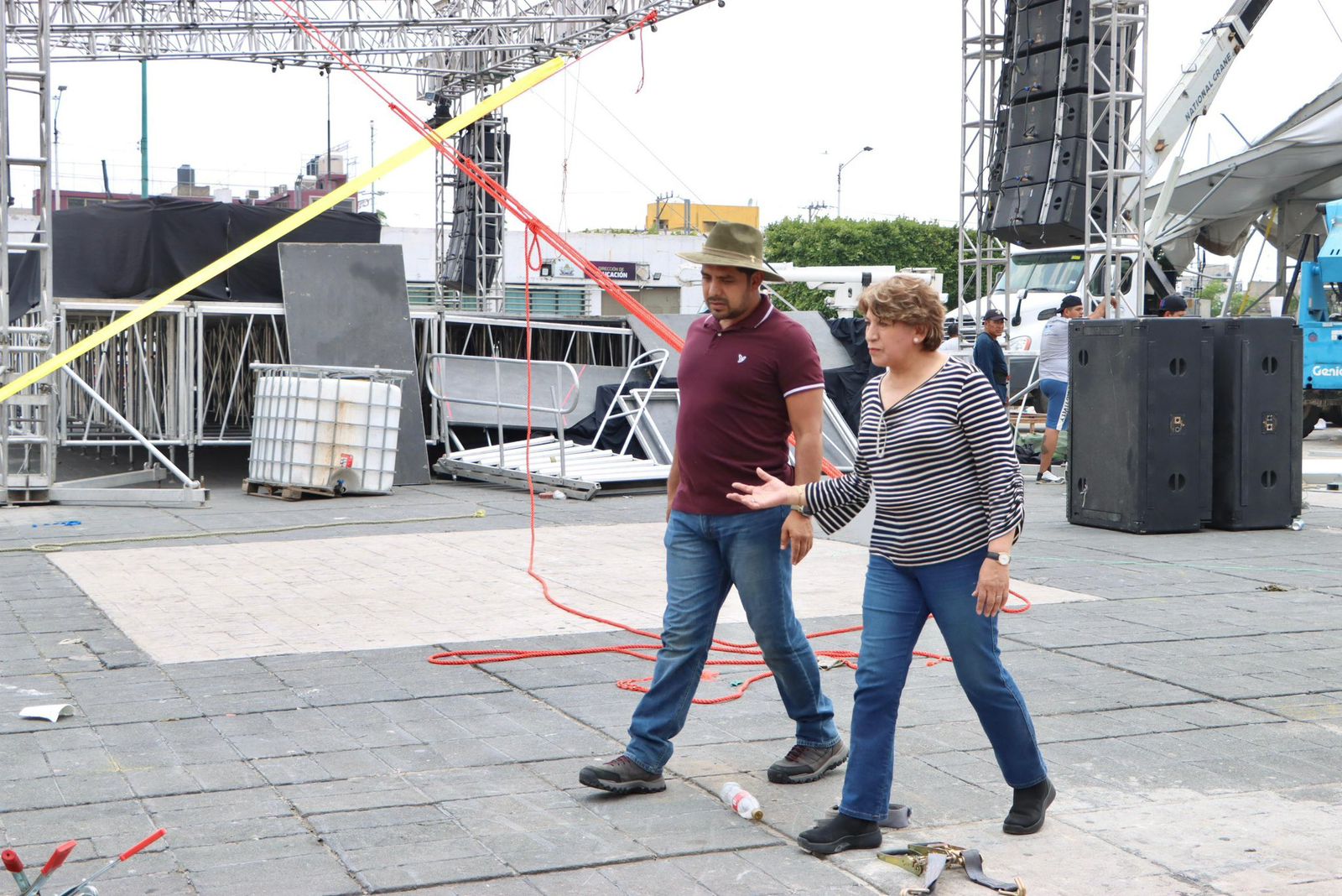 Delfina Gómez recorre explanada municipal de Nezahualcóyotl; fuera de peligro los lesionados por el colapso de una carpa