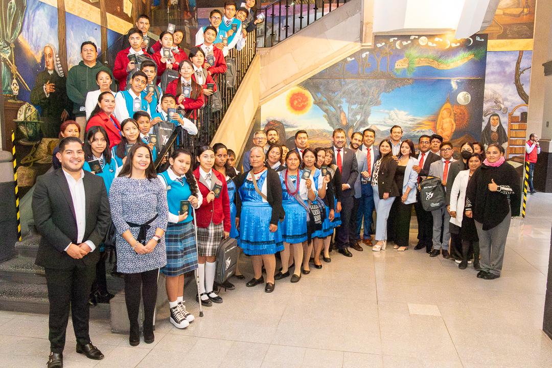 Entrega Edomex pasaportes, visas y boletos a jóvenes mazahuas para participar en torneo de robótica