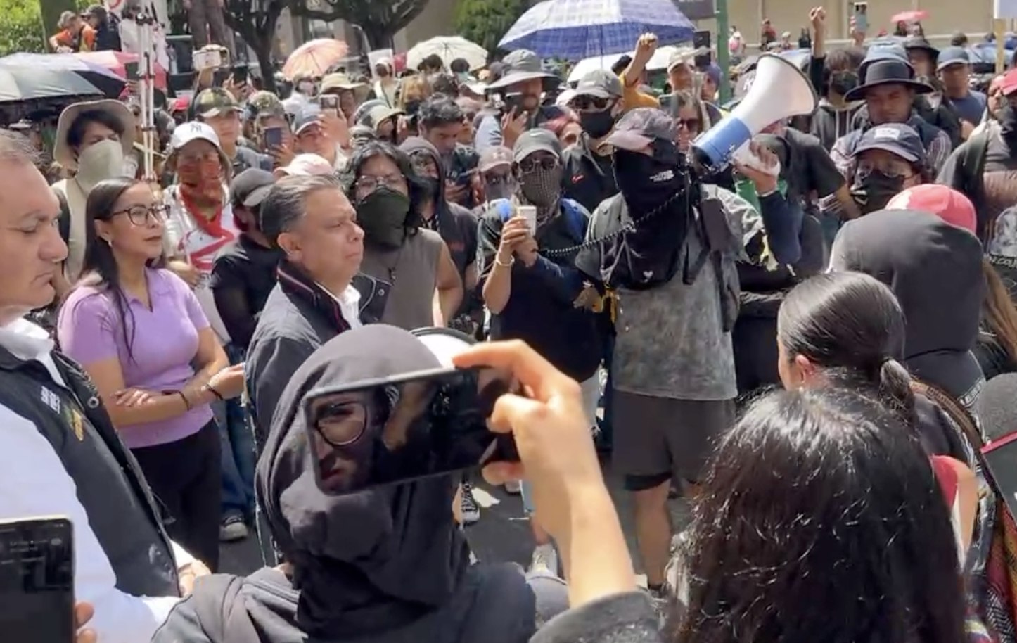 Toman estudiantes Edificio de Rectoría; exigen renuncia de Carlos Barrera y anulación del proceso electoral