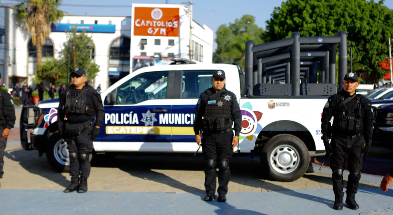 Entrega Azucena Cisneros 80 patrullas a policías de Ecatepec