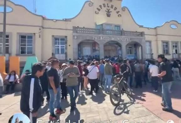 Pobladores exigen destitución y acción penal contra alcaldesa de Capulhuac por golpear a psicóloga del DIF