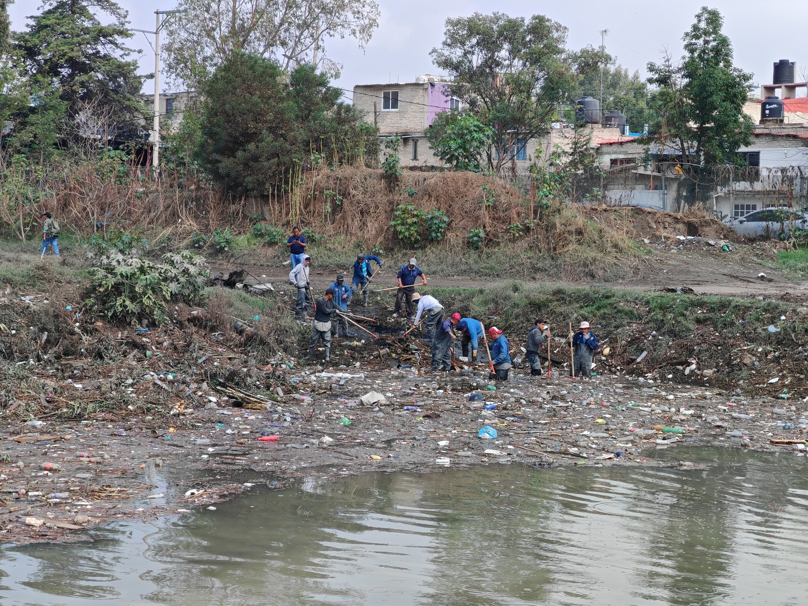 Edomex retira tapón de 50 toneladas de basura en la Presa El Ángulo