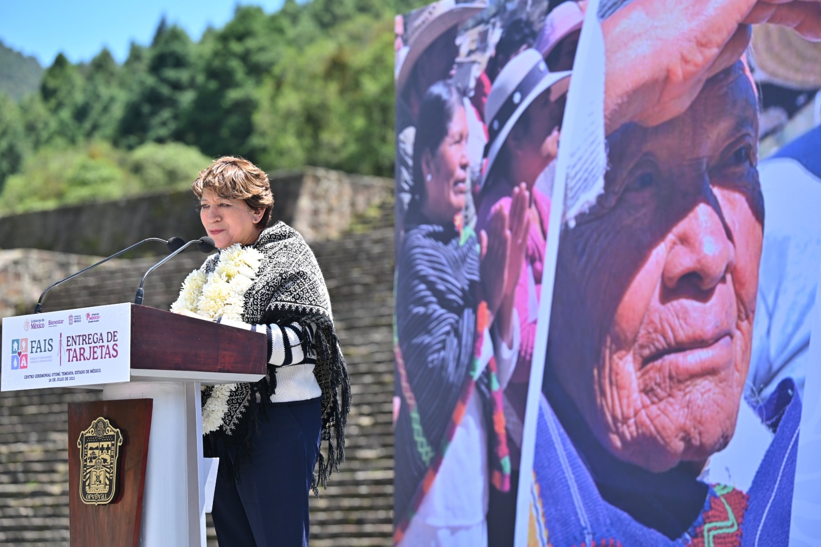 Entrega Delfina Gómez tarjetas del FAISPIAM, para obras en comunidades indígenas