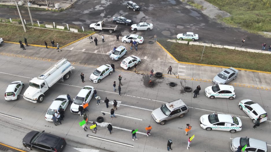 Lleva más de seis horas el bloqueo en la México-Querétaro; protesta por desaparición de un transportista