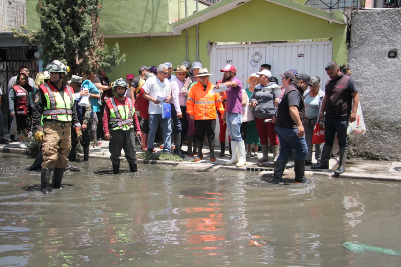 Azucena Cisneros recorre zona afectadas en Ecatepec por inundaciones