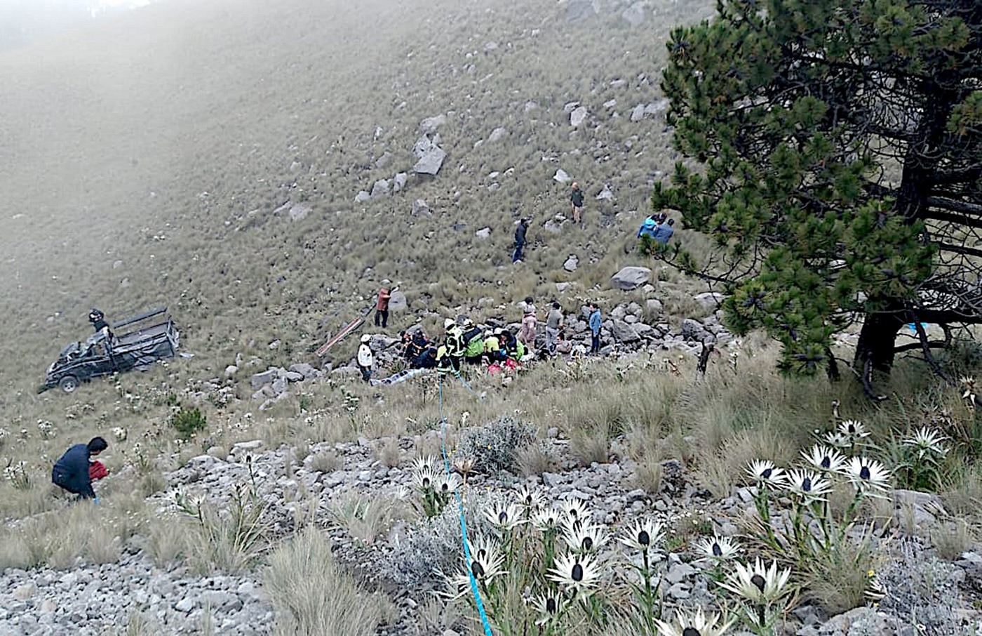 Se desbarranca camioneta en ascenso al Nevado de Toluca; 12 lesionados