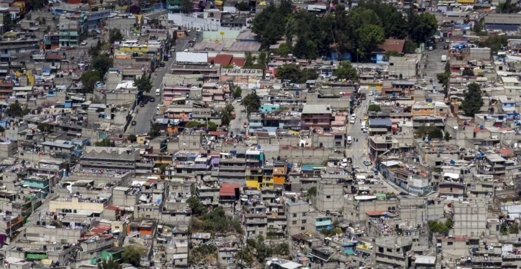 Disminuye pobreza en Edomex, pero aumentan personas con carencias por acceso a servicios de salud