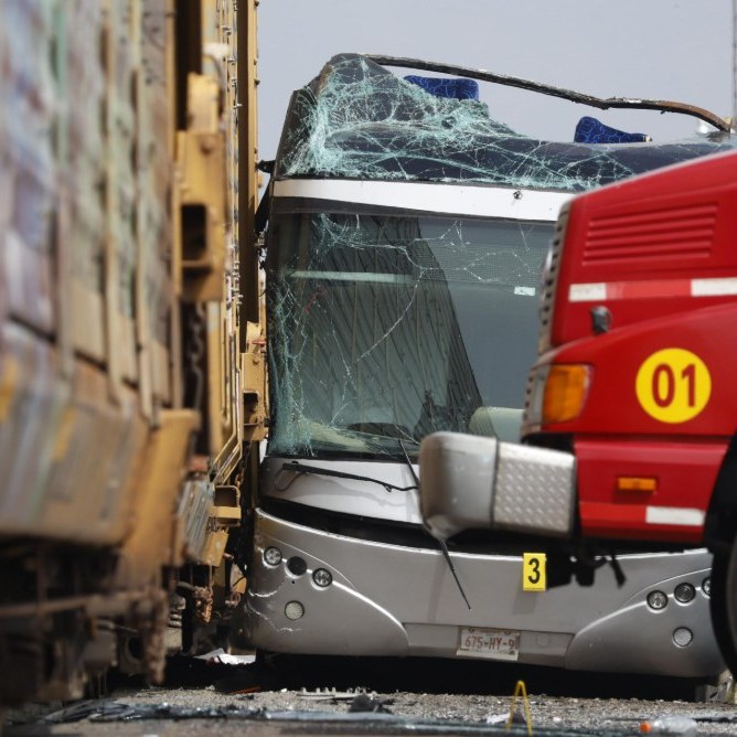 Sube a 10 el número de víctimas mortales por accidente de Tren y autobús en Atlacomulco