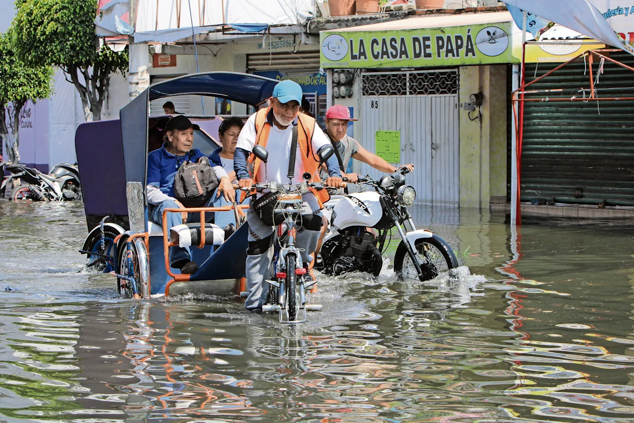 Direccionan Crédito Colibrí para apoyar a comerciantes de Neza y La Paz afectados por inundaciones