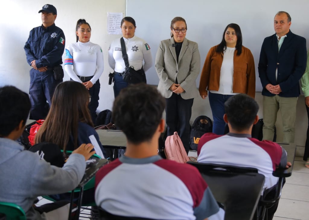 Impulsa Azucena Cisneros Mochila de Paz en escuelas de Ecatepec