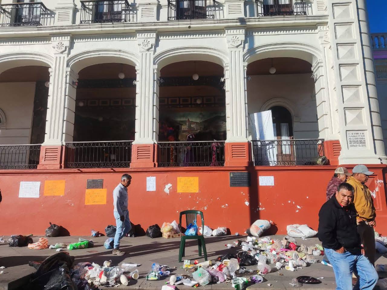 Escala la protesta en El Oro; amarran a funcionario y lo hacen renunciar; tiran desechos en Palacio Municipal