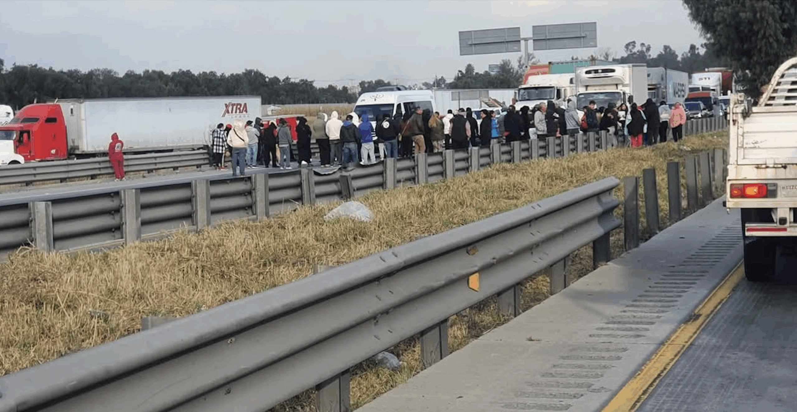Nuevamente bloqueos en la México-Querétaro; reclaman desaparición de transportista