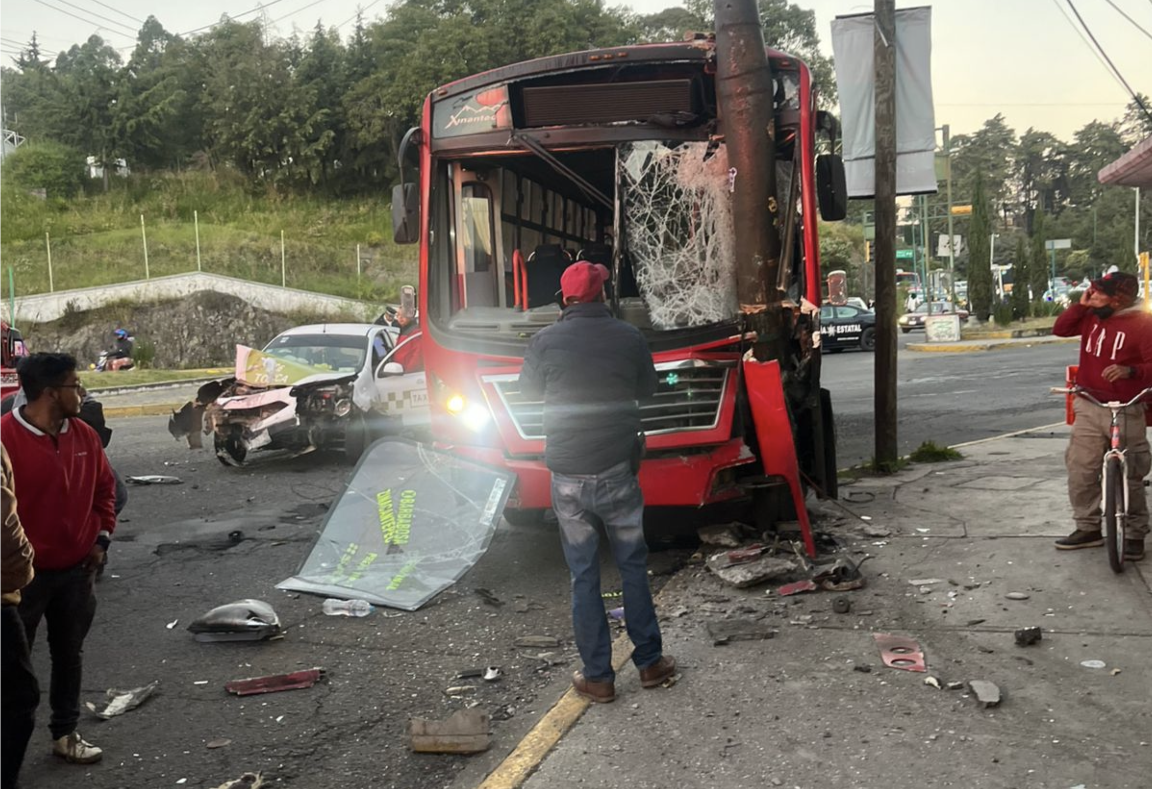 Otro accidente entre unidades del transporte en Toluca; 15 lesionados