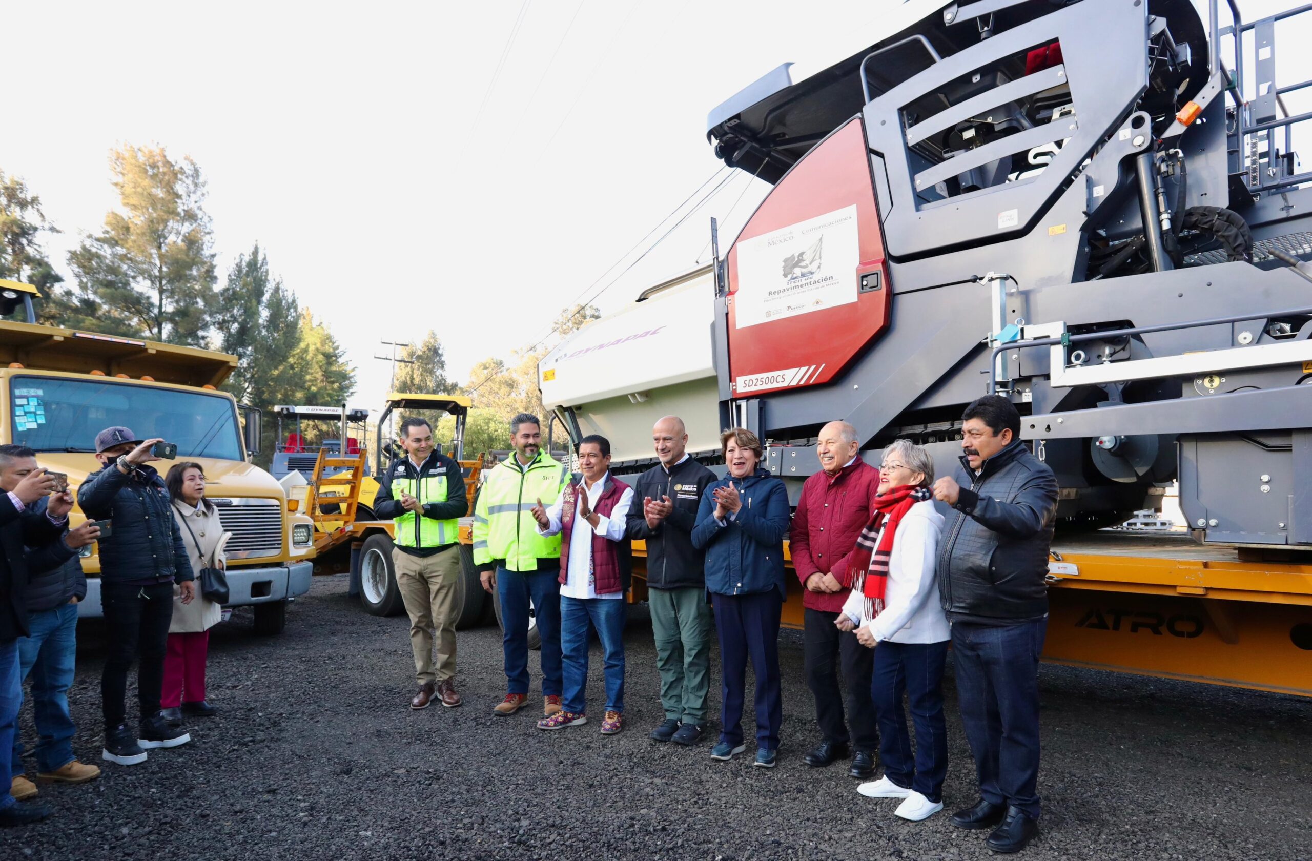 Entregan otros tres trenes de pavimentación a municipios del oriente del Edomex