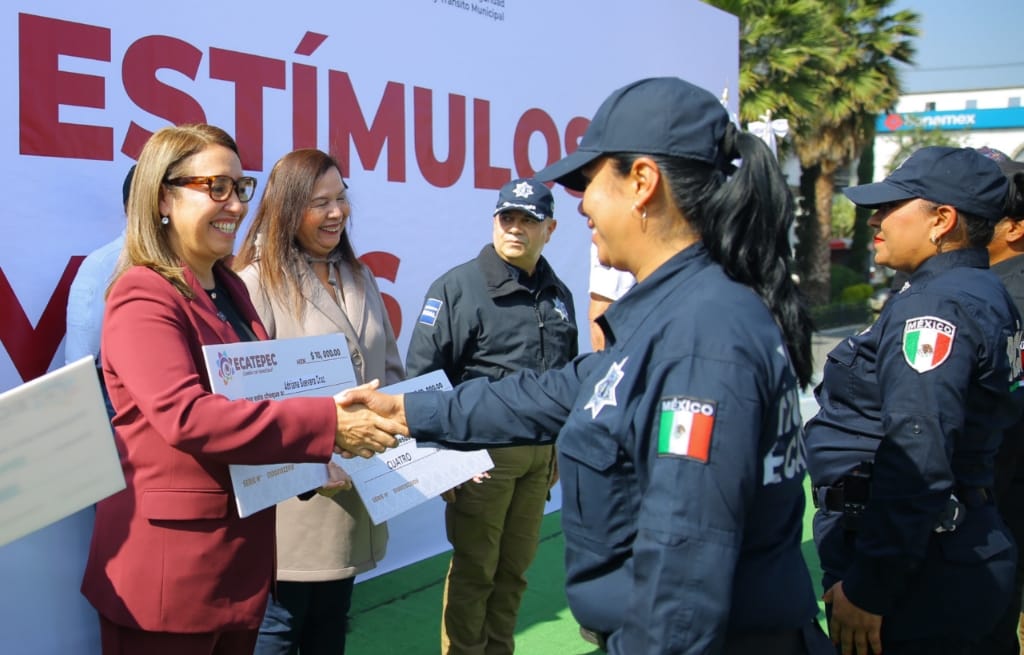 Aumentan salarios y entregan estímulos a policías de Ecatepec por desempeño