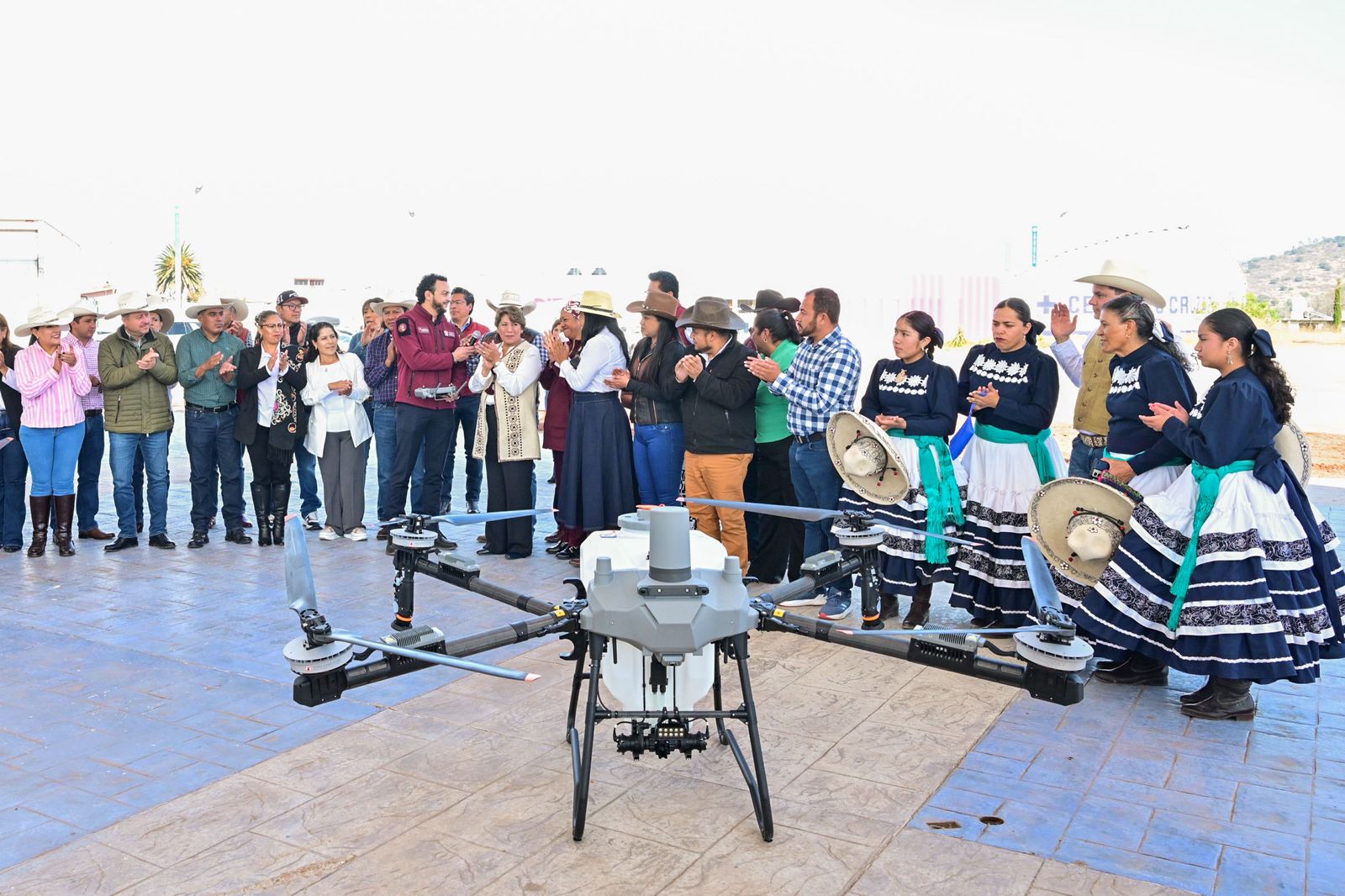 Entrega Delfina Gómez drones y tractores a productores mexiquenses