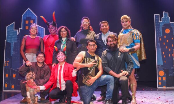 Reanudan actividades en edificio de rectoría con obra de teatro e investidura de grados académicos