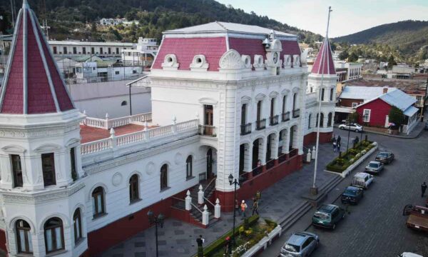 Roban sello y papelería oficial de la Secretaría del Ayuntamiento de El Oro