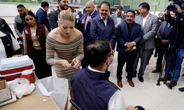 Inicia campaña de vacunación contra el sarampión para docentes del Edomex