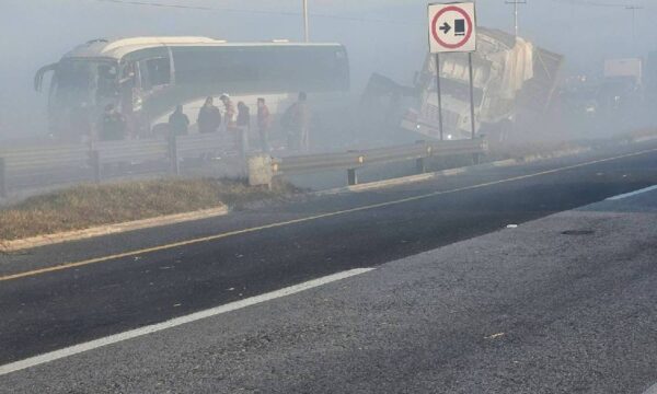 Tres muertos y una veintena de lesionados por accidente múltiple en Libramiento Bicentenario