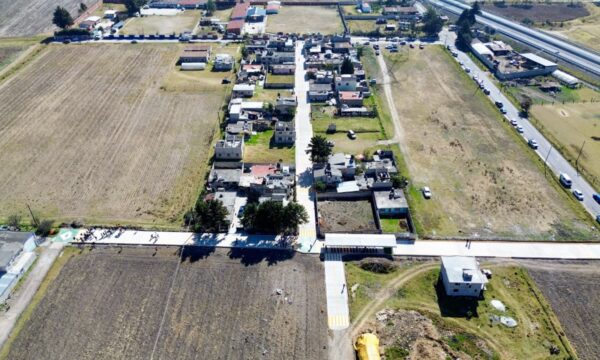 Entrega Adolfo Solís rehabilitación de camino e infraestructura escolar en Almoloya de Juárez