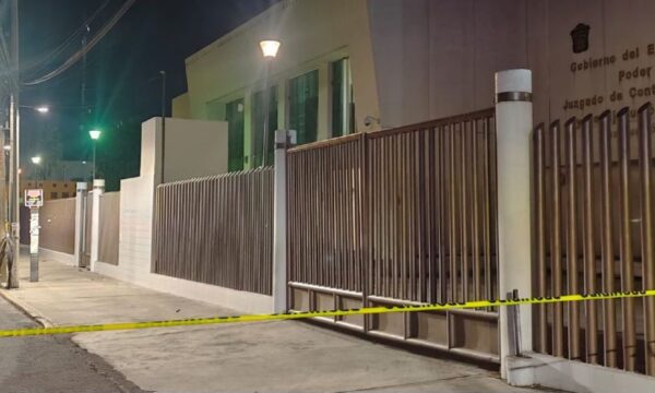 Explota artefacto en juzgados penales de Neza; deja dos personas lesionadas