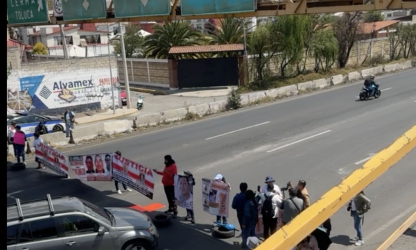Bloquean tres horas la México -Toluca por familiares de desaparecidos