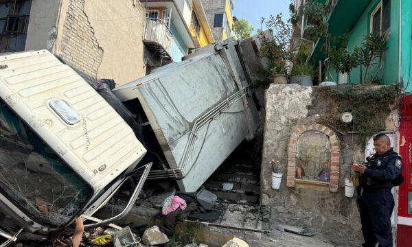 Camión de carga se impacta contra viviendas en Naucalpan; hay un fallecido y otra herida