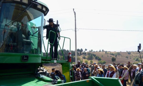 Entrega Adolfo Solís maquinaria agrícola a productores de Almoloya de Juárez