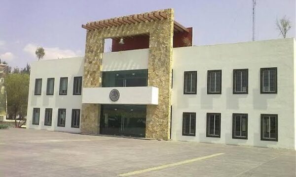 Dejan mensaje contra síndico de Nicolás Romero afuera del Ayuntamiento; Higinio Martínez condena amenaza