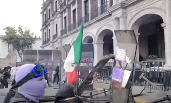 Marchan miles de mujeres en Toluca por el 8M; derriban muros metálicos que protegían edificios públicos