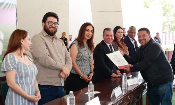 Dan certeza jurídica a 422 familias mexiquenses con jornada itinerante en Naucalpan