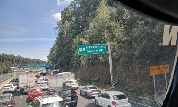 Bloqueo parcial en casetas de la México-Toluca; manifestantes impiden paso a autobuses de transporte