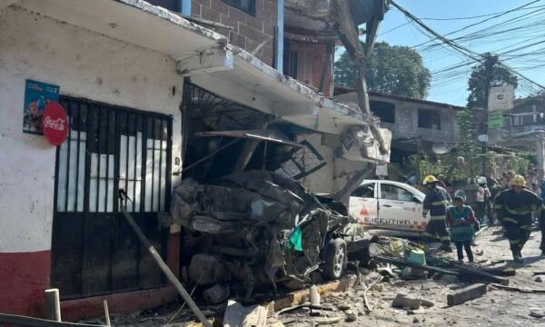Camión sin frenos embiste siete autos y termina impactado en una vivienda en Valle de Bravo