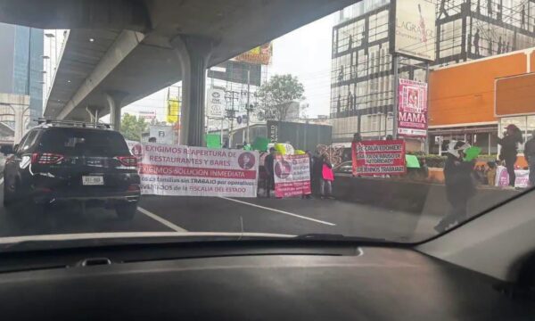 Bloqueos y accidentes cierran vías principales en el Valle de México