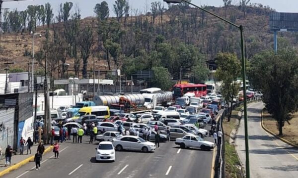 Bloquearon taxistas de Tlalnepantla autopista México-Pachuca durante tres horas.