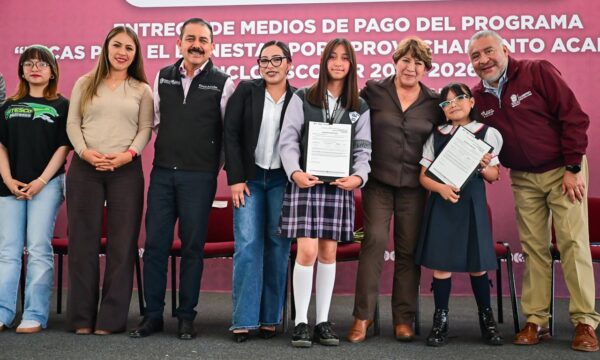 Entrega Edomex más de 37 mil becas por aprovechamiento académico