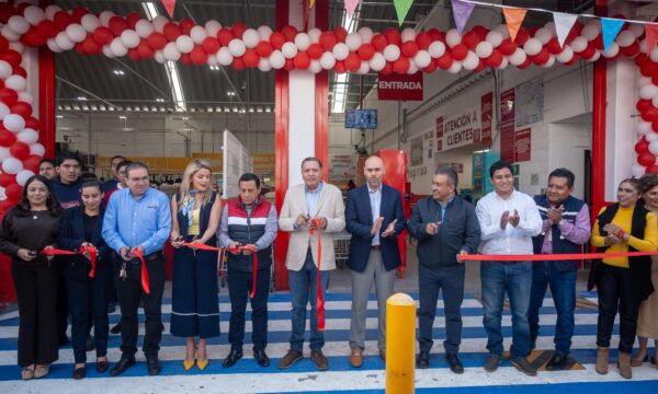 Entrega alcalde de Toluca licencia de funcionamiento al Zorro Abarrotero en Capultitlán.
