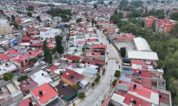 Cumple Ecatepec con rehabilitar calle destrozada en Parque Residencial Coacalco