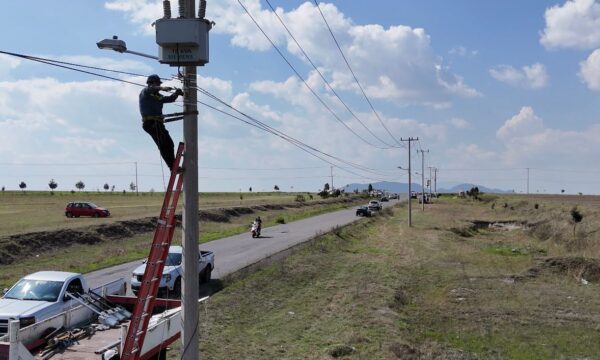 Amplía Toluca red de alumbrado hacia comunidades lejanas del municipio