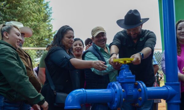 Entrega Adolfo Solís tanque de agua y red de distribución en zona norte de Almoloya de Juárez