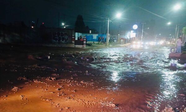 Lluvia provoca desbordamiento del Río El Arenal en Metepec; autoridades reportan saldo blanco