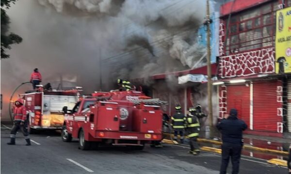 Se incendia establecimiento comercial aledaño a la Terminal de Toluca