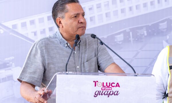 Ricardo Moreno entrega arcotechos y pozo para reforzar servicios en colonias y escuelas