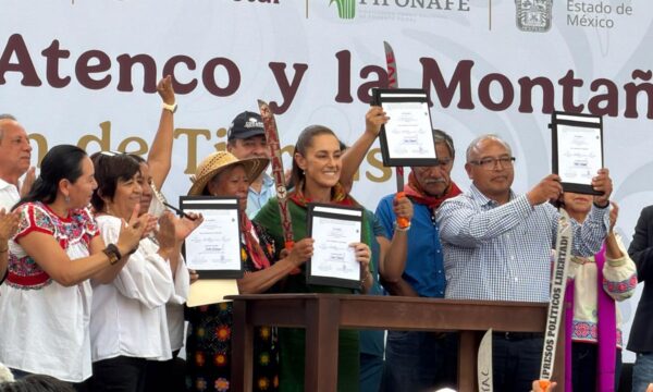 Sheinbaum restituye tierras a pobladores de Atenco; ellos insisten en que aún falta hacer justicia