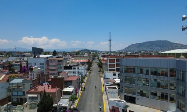 Entrega Ricardo Moreno pavimentación en Gómez Farías en el centro de Toluca