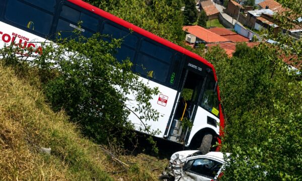 Accidente en Lerma deja dos lesionados; unidades caen a barranco en Huitzizilapan